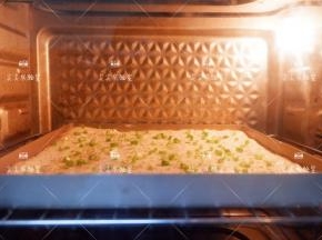 预热好的烤箱，上下火180度烘烤18分钟左右，表面金黄上色即可。