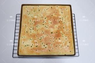 出脱模，放在烤网上稍稍放凉，不要凉透哦，散去基本的热气就可以了。