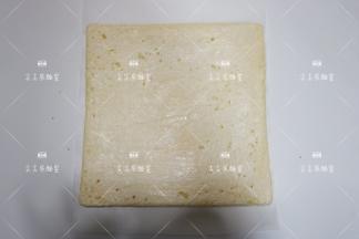 底部铺一张烘焙纸，将面包片翻过来，底部向上，均匀的刷上沙拉酱