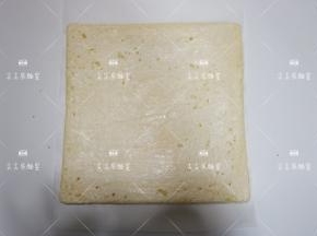 底部铺一张烘焙纸，将面包片翻过来，底部向上，均匀的刷上沙拉酱