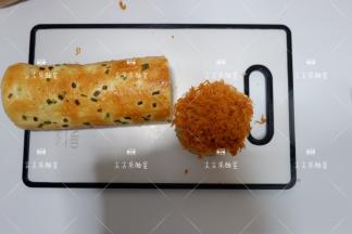 切面处抹上沙拉酱，粘上肉松就完成啦~