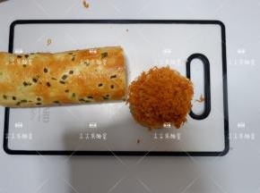 切面处抹上沙拉酱，粘上肉松就完成啦~