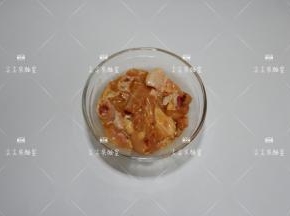 加入生抽、白胡椒粉、淀粉、盐、料酒抓匀腌制30分钟