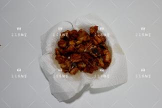 捞出沥干油备用