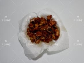 捞出沥干油备用