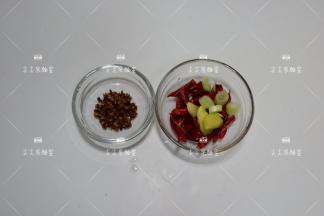 葱切小段，姜切片，辣椒花椒备好