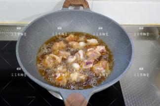 腌制好的鸡块入油锅炸制酥脆