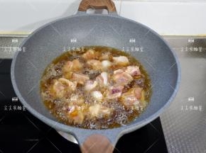 腌制好的鸡块入油锅炸制酥脆