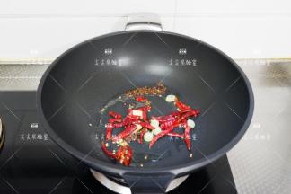 加入葱姜辣椒炒出香味