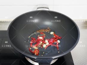 加入葱姜辣椒炒出香味