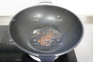 起锅热油，先加入花椒炸出香味