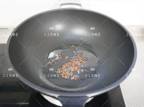 起锅热油，先加入花椒炸出香味