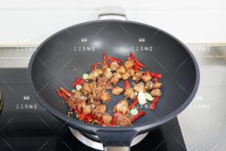 下鸡块和料酒，翻炒片刻