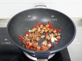 下鸡块和料酒，翻炒片刻