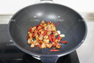 最后加少许盐和白糖翻炒均匀