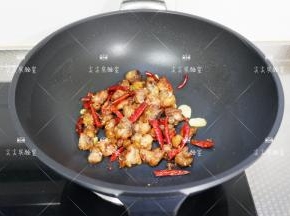 最后加少许盐和白糖翻炒均匀