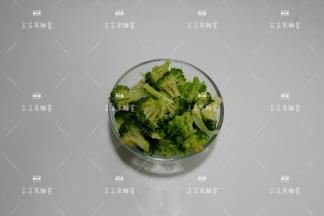 西兰花洗净摘成小朵，锅中煮开水加一小撮盐下西兰花焯水后捞出沥水备用