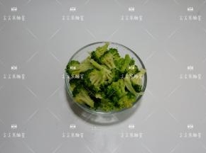 西兰花洗净摘成小朵，锅中煮开水加一小撮盐下西兰花焯水后捞出沥水备用