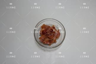 卤五花肉切成小片