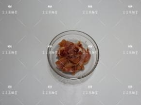 卤五花肉切成小片