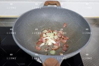 加入葱蒜，炒出香味