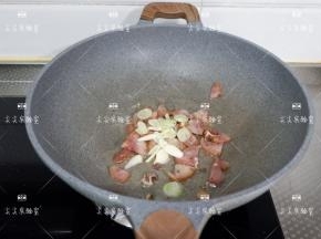 加入葱蒜，炒出香味