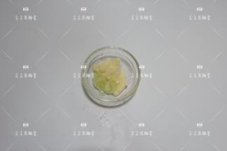 葱切葱花，蒜去皮切片