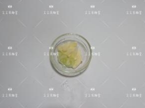 葱切葱花，蒜去皮切片