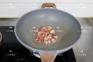 起锅加一点油，下卤肉翻炒出油