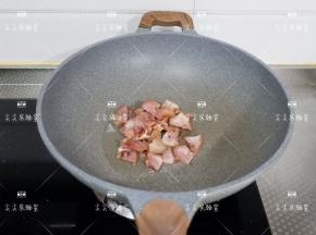 起锅加一点油，下卤肉翻炒出油