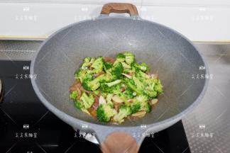 最后加入生抽翻炒均匀即可