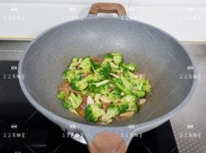 最后加入生抽翻炒均匀即可