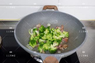 加入西兰花翻炒均匀