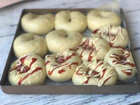 发好后可以预热烤箱了，我的烤箱是ACA ATO-E43，170度上下火自动预热。预热的同时装饰面包，中间放入烤肠，表面挤上番茄酱蛋黄酱。