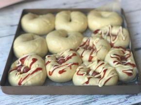 发好后可以预热烤箱了，我的烤箱是ACA ATO-E43，170度上下火自动预热。预热的同时装饰面包，中间放入烤肠，表面挤上番茄酱蛋黄酱。