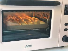 预热好以后放入烤箱中层，烘烤时间为18分钟。