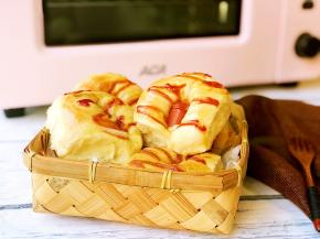 取出后稍凉一会儿再拿下来放到晾网上。