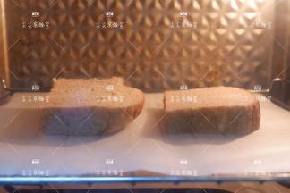 先将吐司放入烤箱，烤制表面微焦。180度10分钟左右。