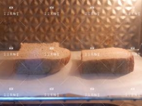先将吐司放入烤箱，烤制表面微焦。180度10分钟左右。