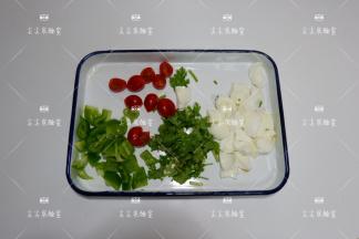 蛋白切小块，青椒切小块，圣女果对半切开，香菜切碎