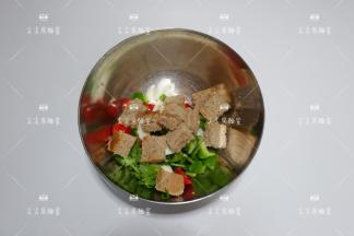 步骤3、4的食材放入稍大的容器