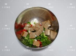 步骤3、4的食材放入稍大的容器