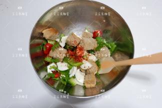 加入盐，辣椒碎，沙拉酱