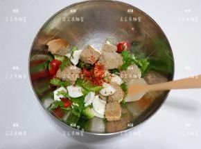 加入盐，辣椒碎，沙拉酱