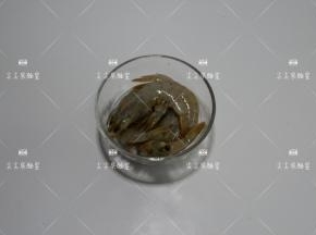大虾洗净剪掉虾须虾脚