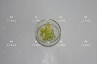 姜去皮切丝，葱切葱花