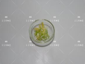 姜去皮切丝，葱切葱花