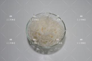 白萝卜洗净擦成丝