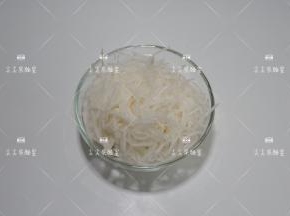 白萝卜洗净擦成丝