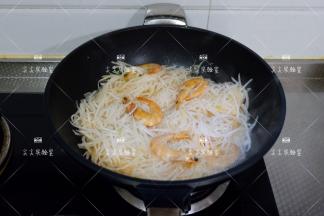 加少许清水，转小火将萝卜丝炖软